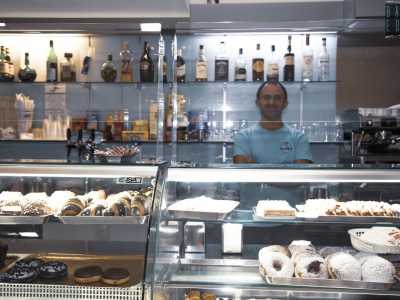 All�interno veniamo accolti dall�assonnato titolare alle prese con muffin e calde ciambelle esposte in una lunga vetrinetta